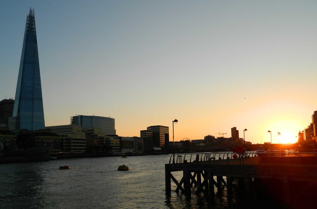 Sol se põe no Rio Tâmisa, em Londres (Reino Unido)