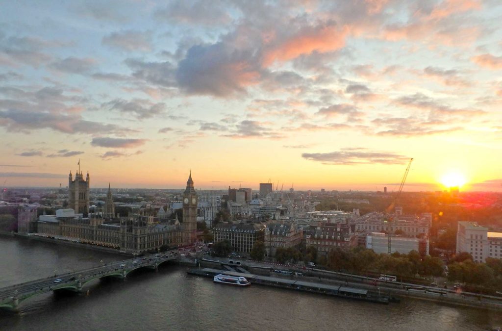 Sol se põe na London Eye, em Londres (Reino Unido)