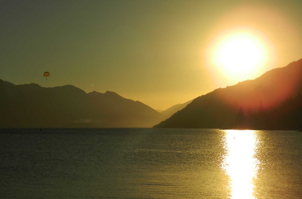 Pôr do sol no Lago Wakatipu, em Queenstown (Nova Zelândia)
