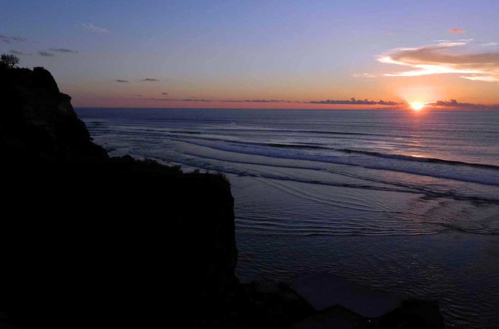 Pôr do sol na Praia de Uluwatu, na Ilha de Bali (Indonésia)