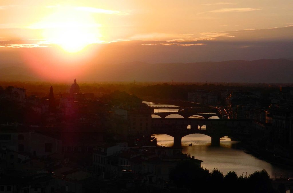 Pôr do sol na Piazzale Michelangelo, em Florença (Itália)