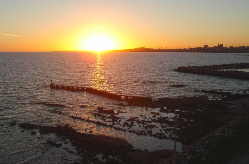 Pôr do sol no Farol de Punta Brava, em Montevidéu (Uruguai)