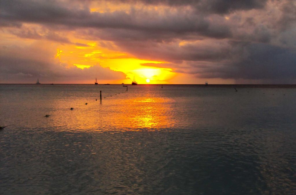 Sol se põe em Palm Beach, na Ilha de Aruba