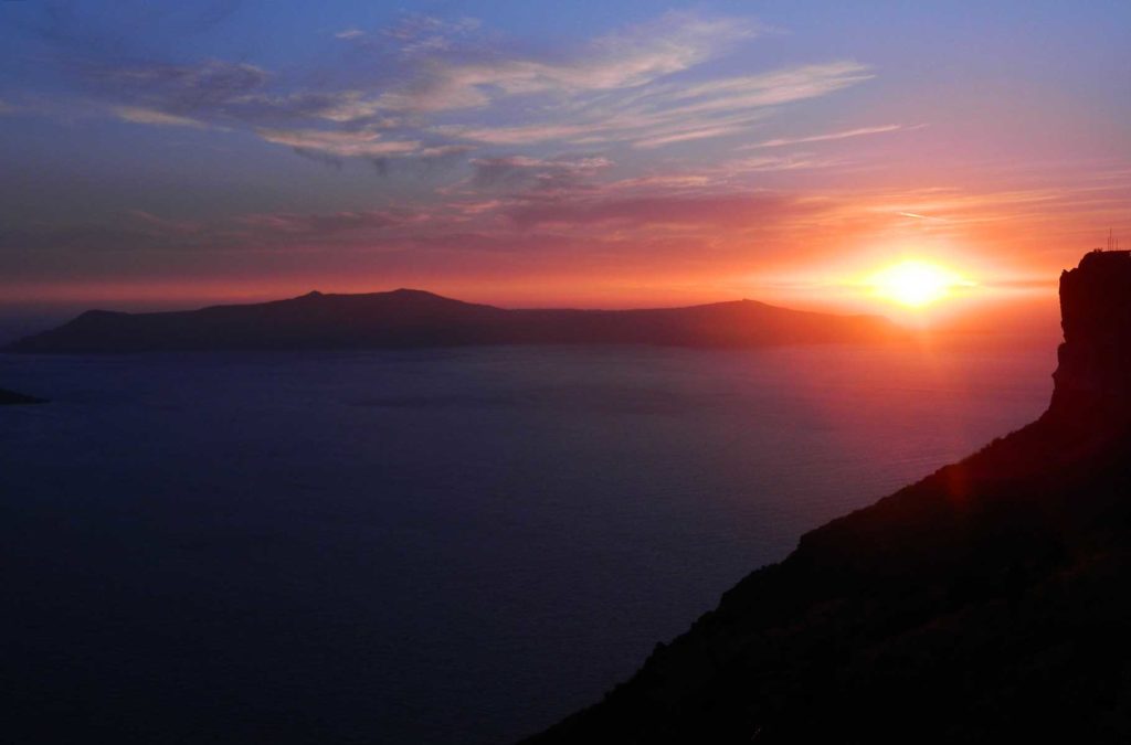 Sol se põe em Fira, na Ilha de Santorini (Grécia)