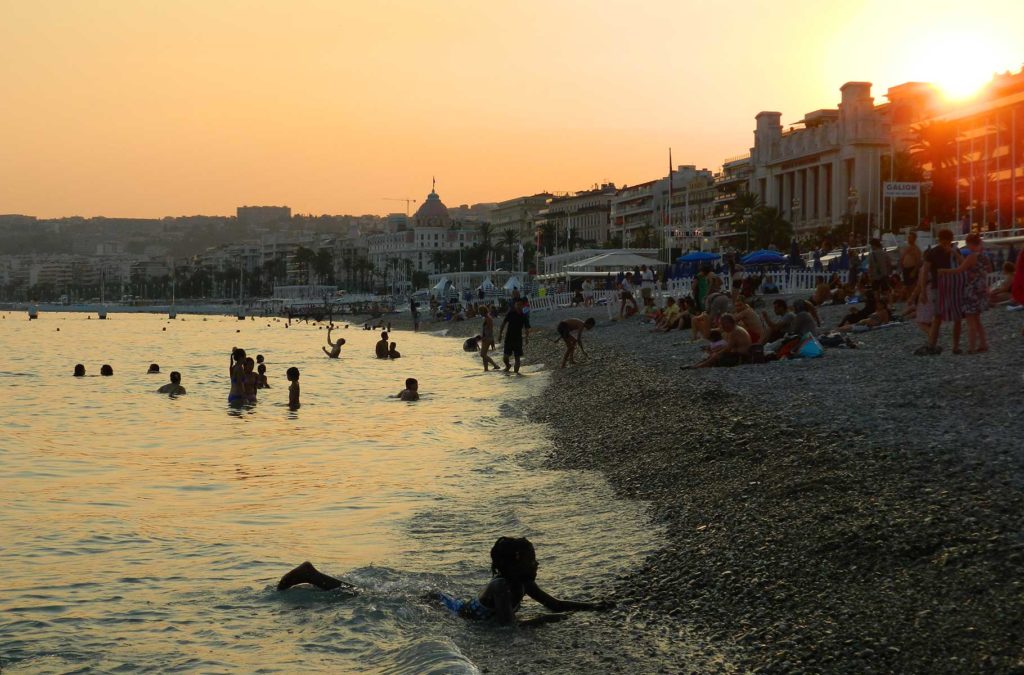 Sol se põe na Praia de Nice (França)