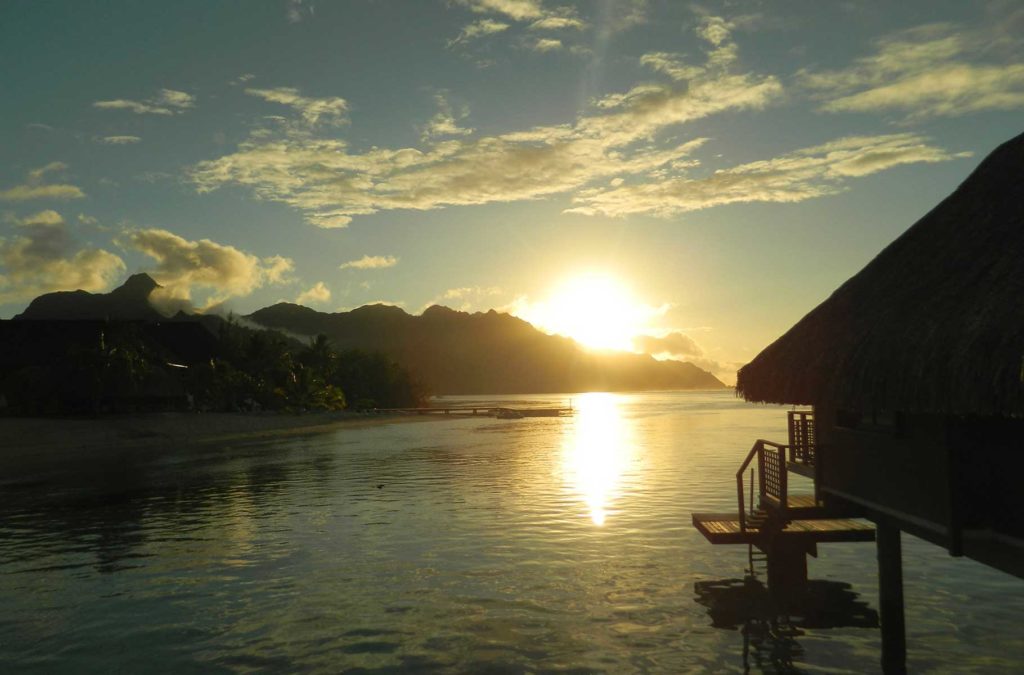 Pôr do sol no Hotel Hilton, na Ilha de Moorea (Polinésia Francesa)