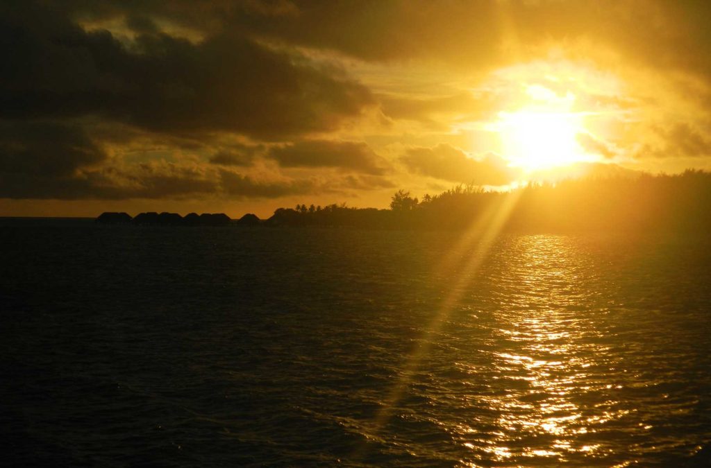 Pôr do sol na Praia de Matira, na Ilha de Bora Bora (Polinésia Francesa)