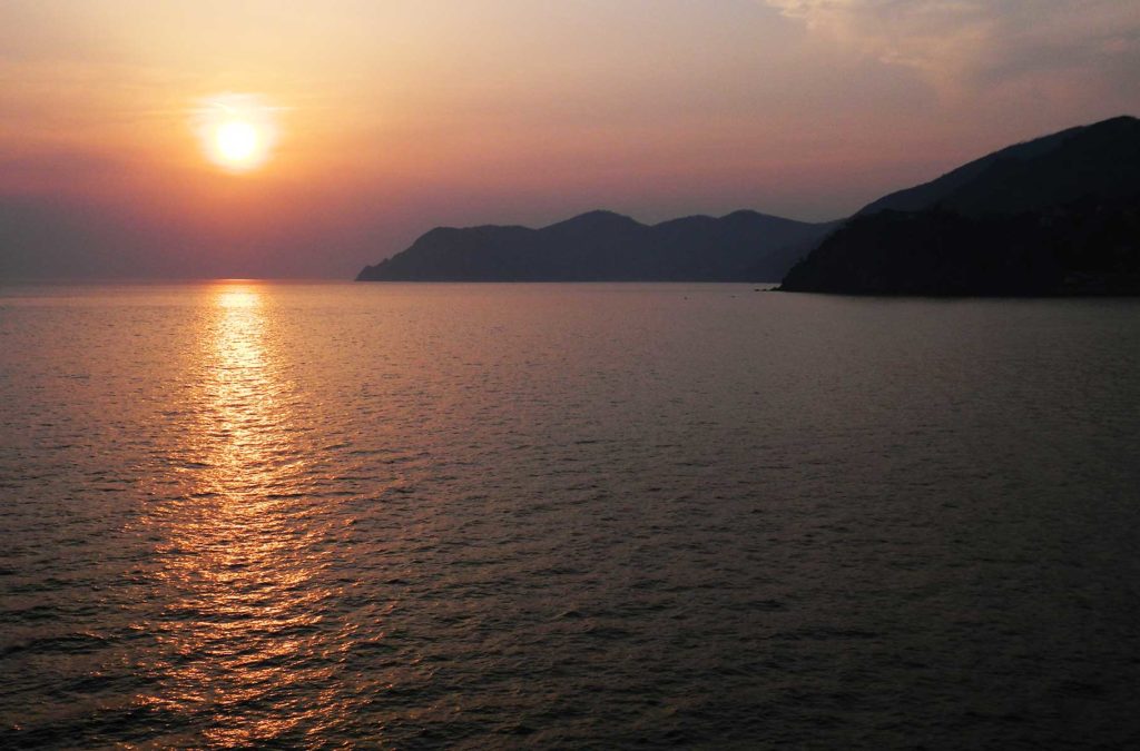 Pôr do sol em Manarola, em Cinque Terre (Itália)