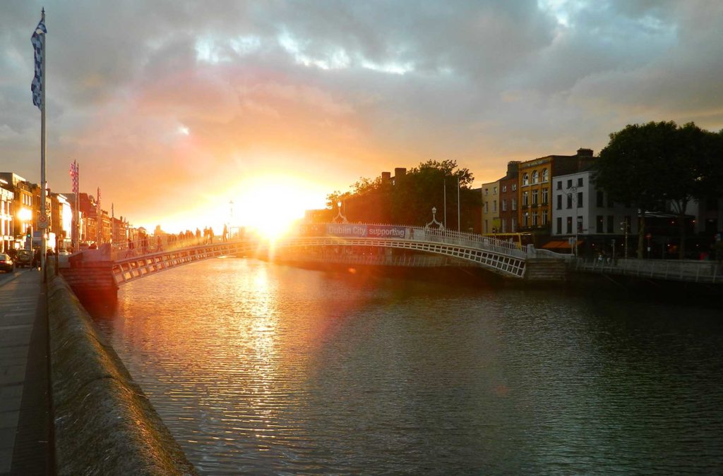 Pôr do sol no Rio Liffey, em Dublin (Irlanda)