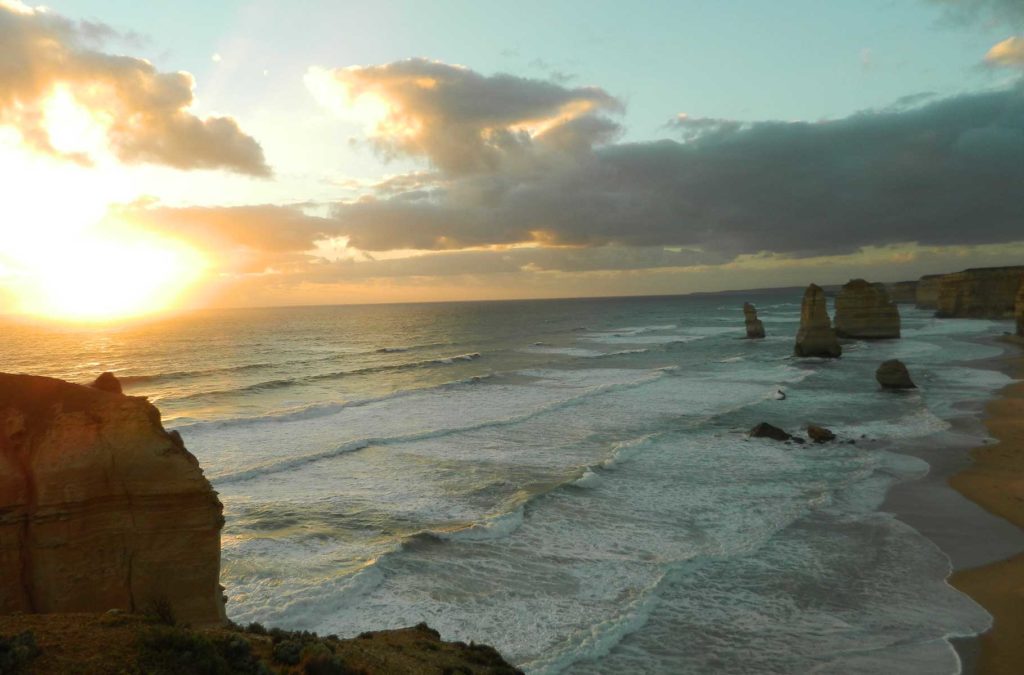 Pôr do sol nos Twelve Apostles, na Great Ocean Road (Austrália)