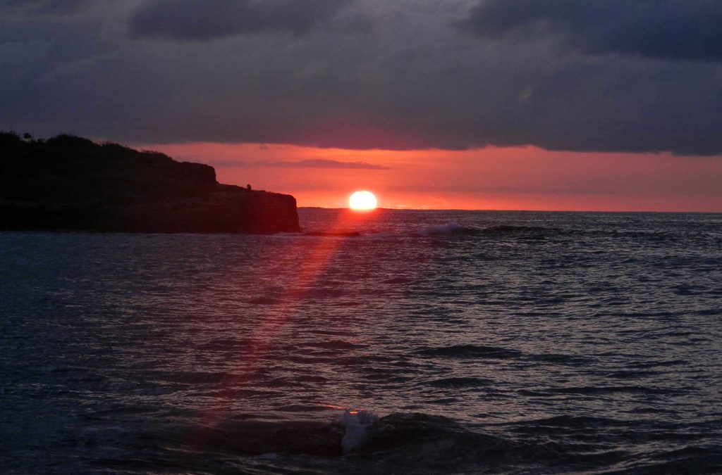 Pôr do sol na Sunset Beach, na Ilha Drawaqa (Fiji)