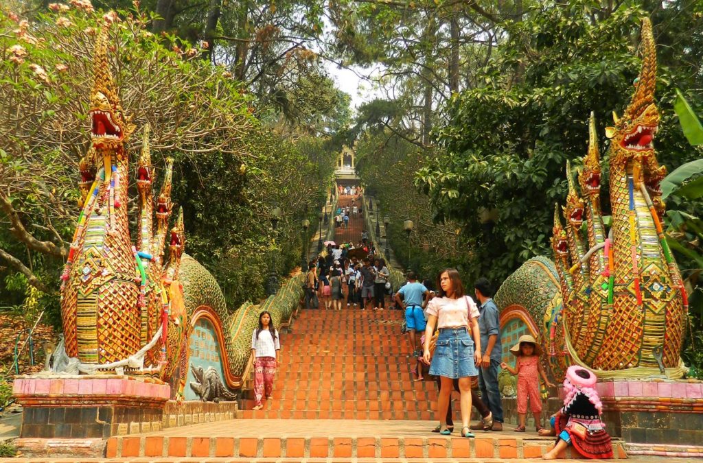 Escadaria decorada por dragões leva ao topo de Doi Suthep, nas montanhas de Chiang Mai