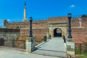 Fortaleza Kalemegdan, no parque do mesmo nome, com o Monumento Pobednik ao fundo