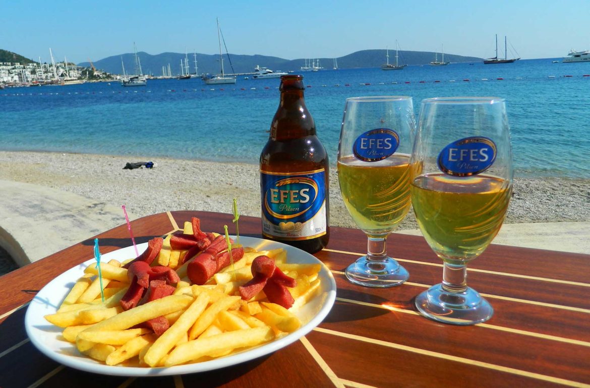 Quanto custa viajar para a Turquia? Veja como gastar só US$ 40 por dia Quanto custa viajar para Turquia - Happy hour em Bodrum