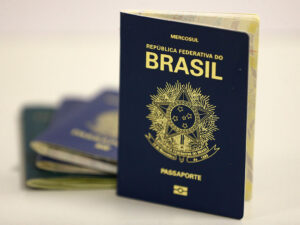 Passaportes brasileiros sobre uma mesa