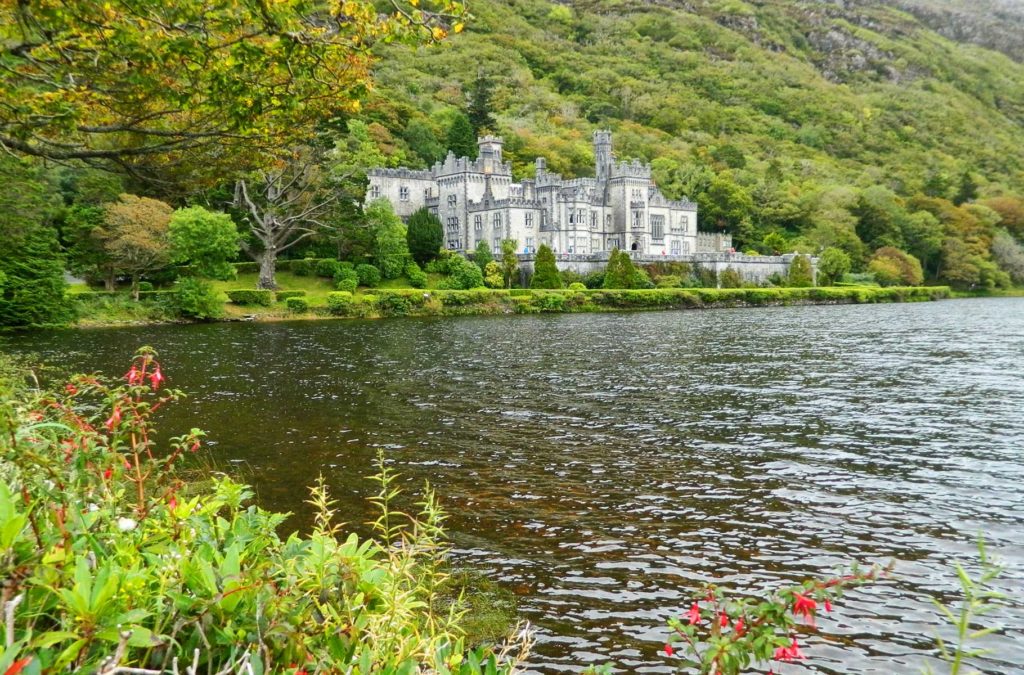 Vista de Kylemore Abbey do outro lado do lago, na Irlanda