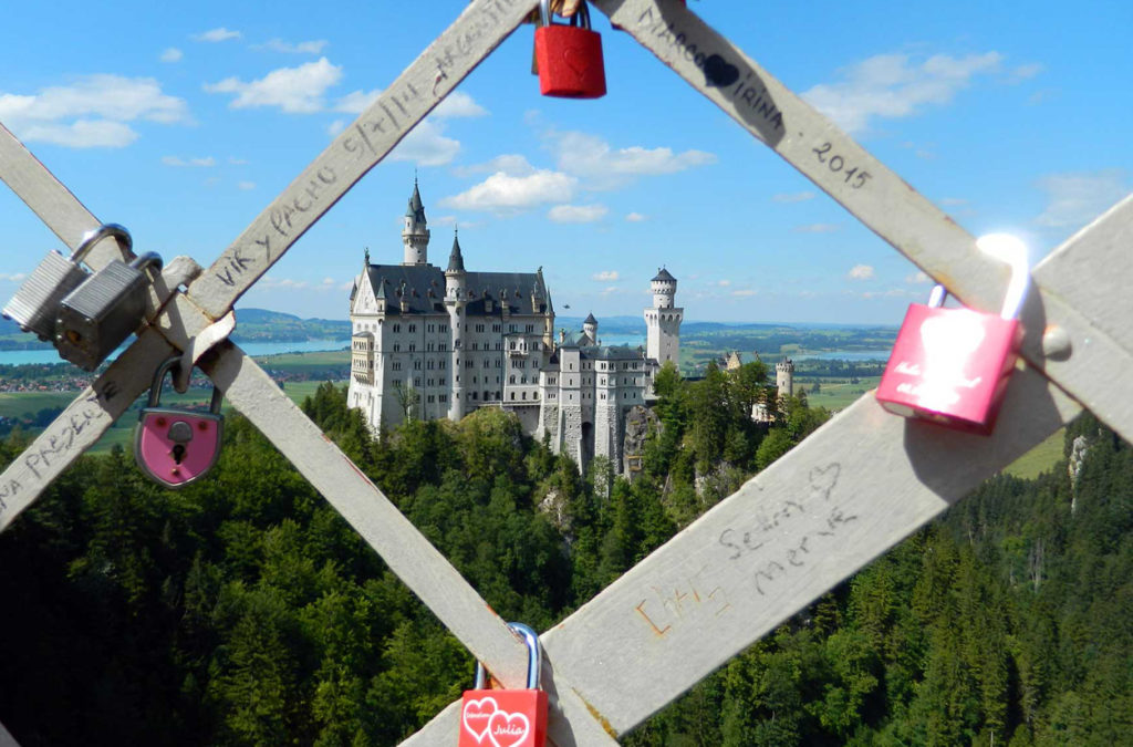 Cadeados do amor pendurados na ponte do Castelo de Neuschwenstein, na Alemanha