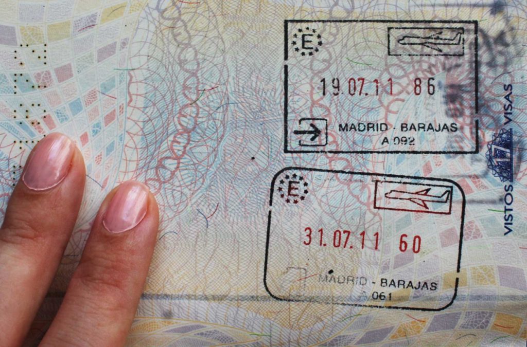 Página de passaporte com carimbos de entrada e saída da Espanha