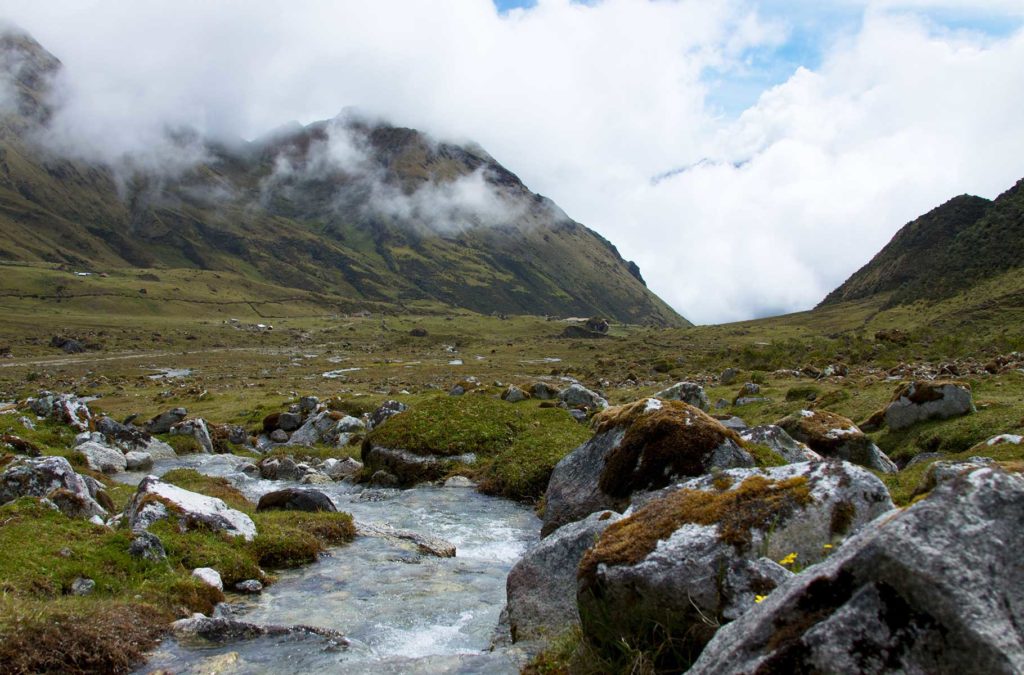 Paisagem da Cordilheira dos Andes vista na Trilha Salkantay