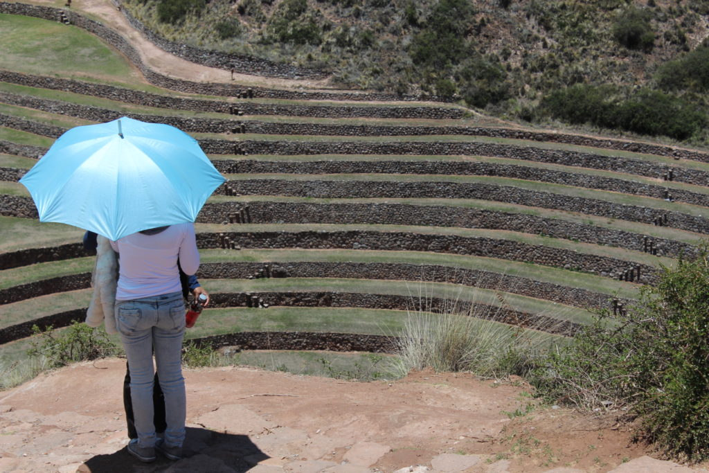 Turista admira os terraços do sítio arqueológico de Moray, no Vale Sagrado