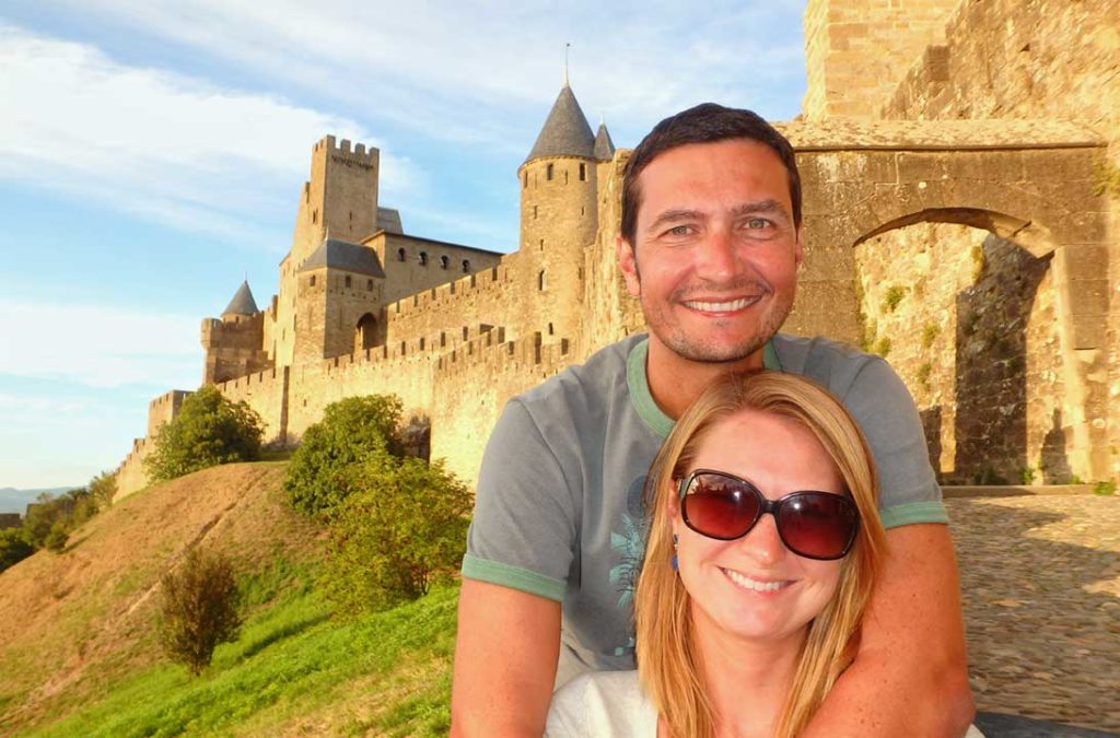Casal posa abraçado para foto nas muralhas medievais de Carcassonne, na França