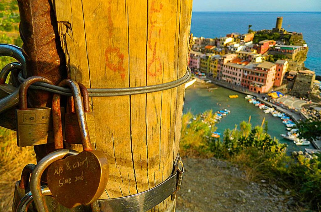 Cadeados do amor pendurados em poste de madeira de Vernazza, na Itália