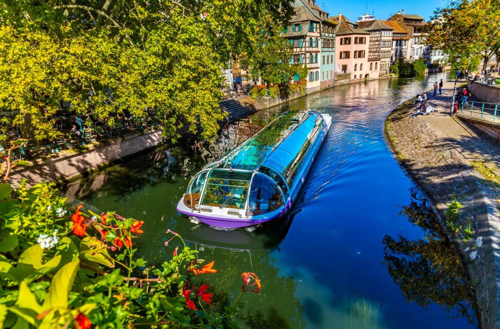 Barco passa por um dos canais do Rio Ill, em Estrasburgo (França)
