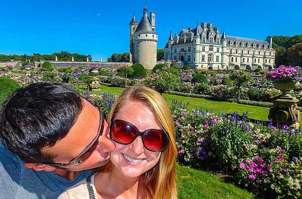 Homem beija rosto de mulher nos jardins do Castelo de Chenonceau, na França