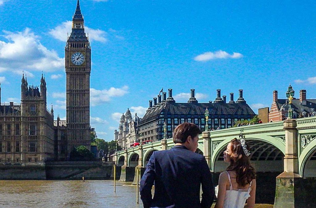 Casal de noivos posa para fotos à beira do Rio Tâmisa, com o Big Ben ao fundo, em Londres (Reino Unido)