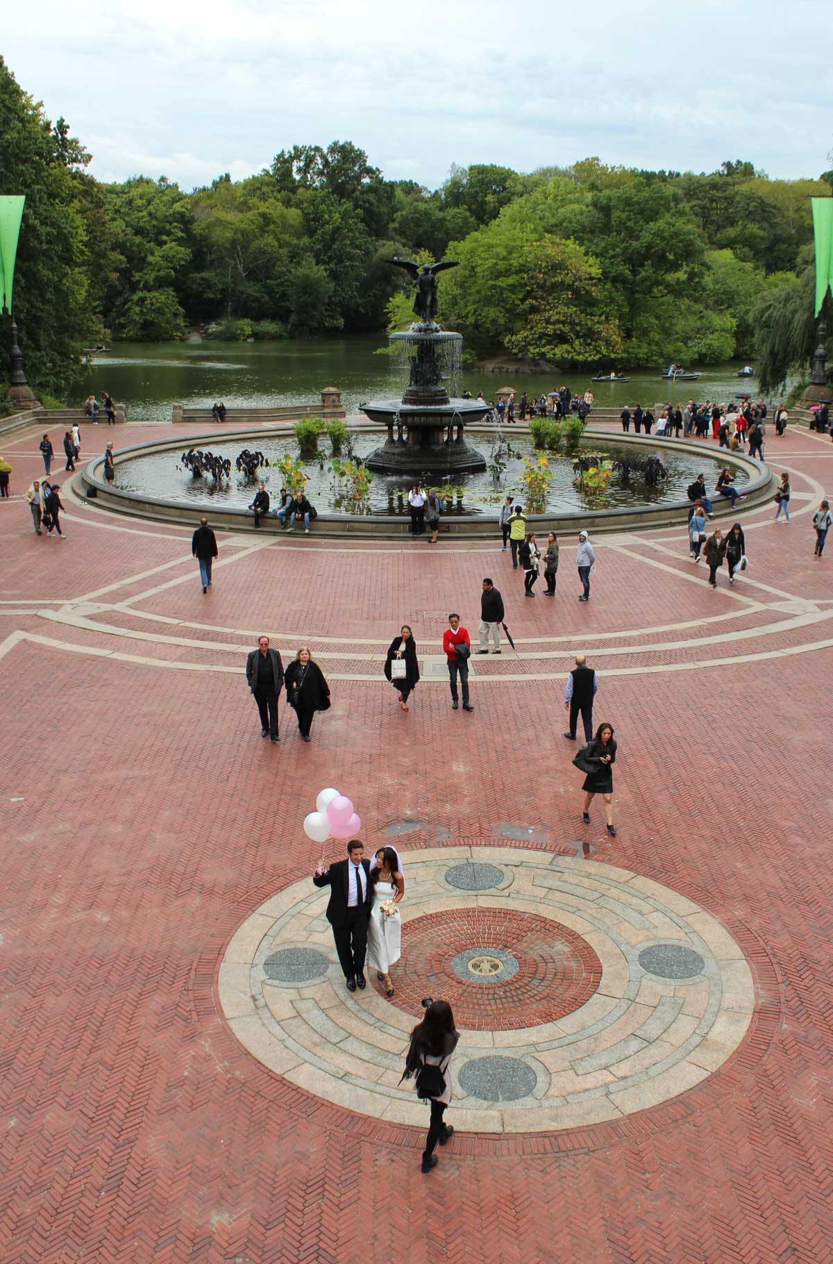 Casal de noivos posa para fotos no Central Park, em Nova York