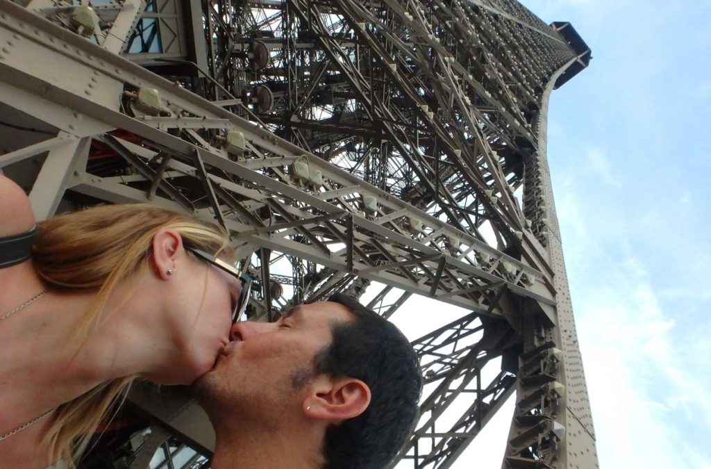 Casal se beija no segundo andar da Torre Eiffel, em Paris (França)
