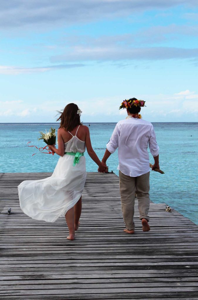 Casal posa para foto de casamento em píer de hotel na Ilha de Moorea, na Polinésia