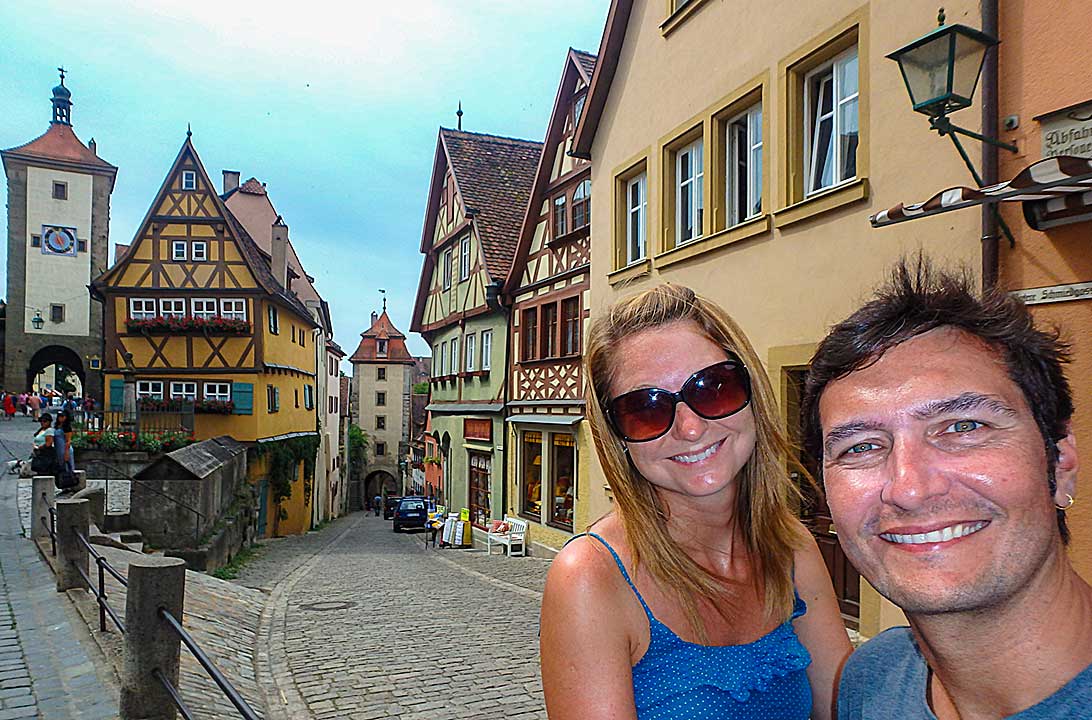 Casal tira selfie com a cidade medieval de Rothenburg ao fundo, na Alemanha