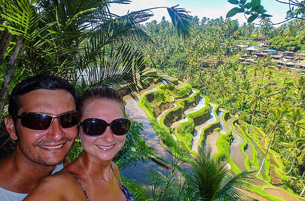 Casal posa para foto nos terraços de arroz de Tegallalang, na Ilha de Bali (Indonésia)