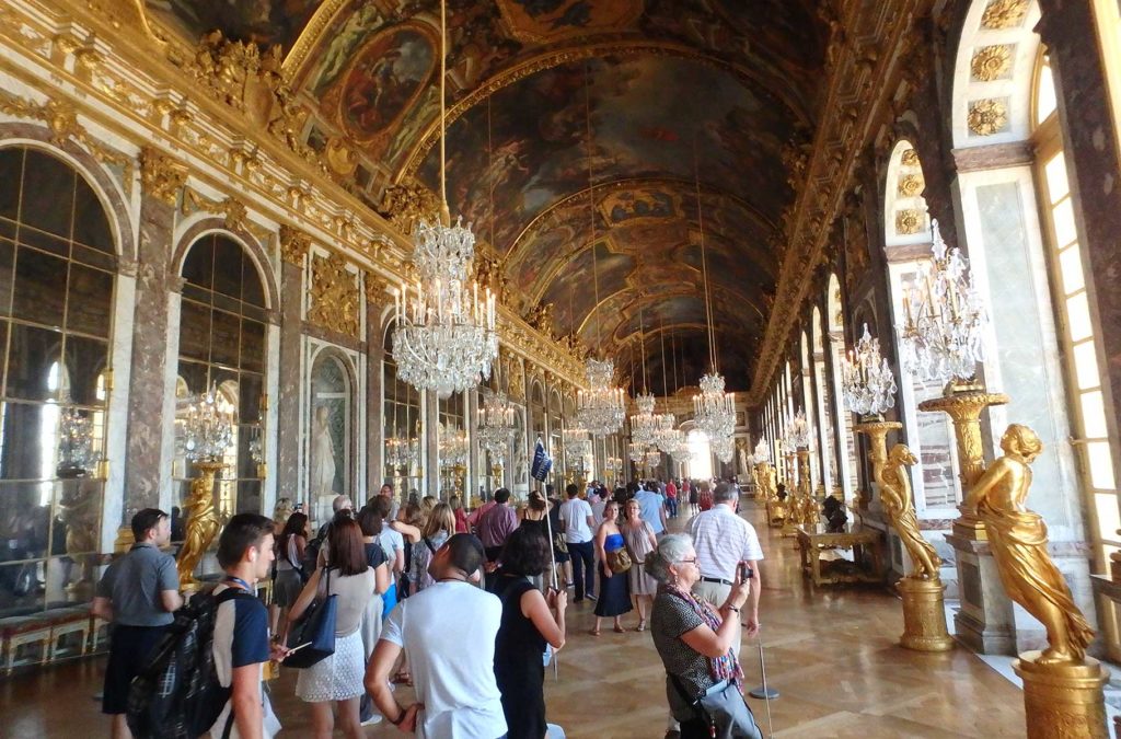 Multidão lota o Salão dos Espelhos do Palácio de Versailles