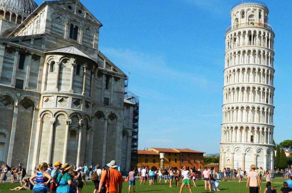 Multidão lota o gramado da Torre de Pisa