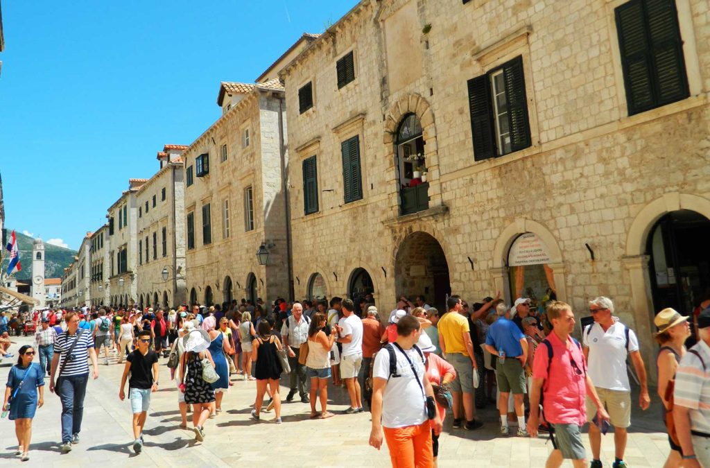 Multidão nas ruas da cidade medieval de Dubrovnik