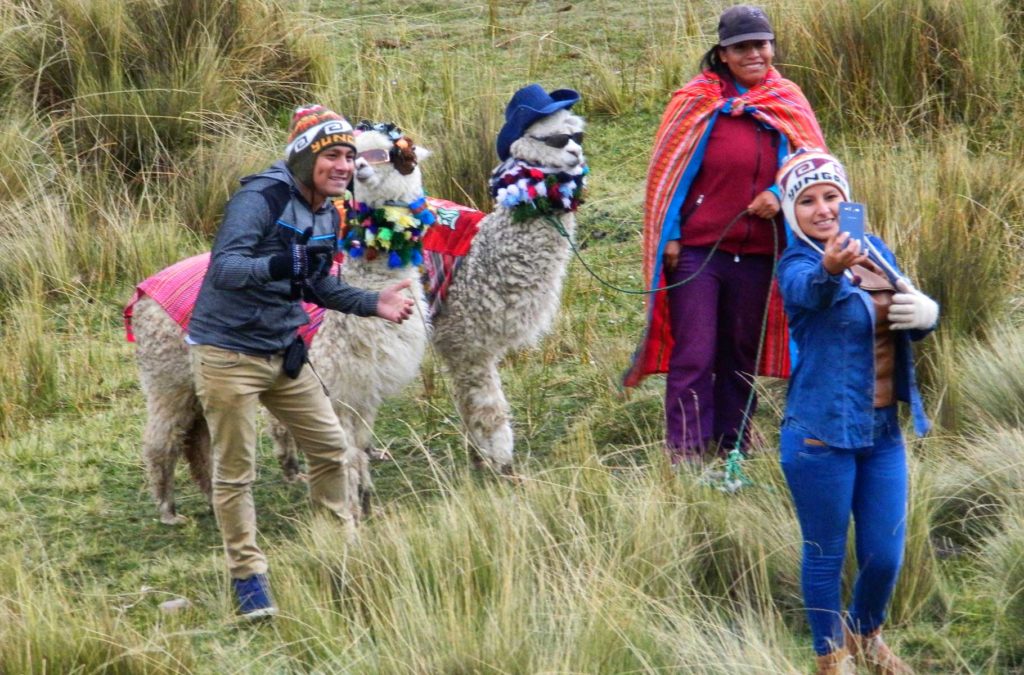 Casal tira selfie com lhamas fantasiadas no Parque Nacional de Huascarán, no Peru