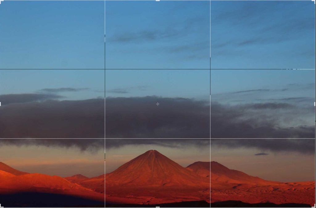 Imagem do Vulcão Licancabur, no Chile, é sobreposta por um grid que a divide em nove partes