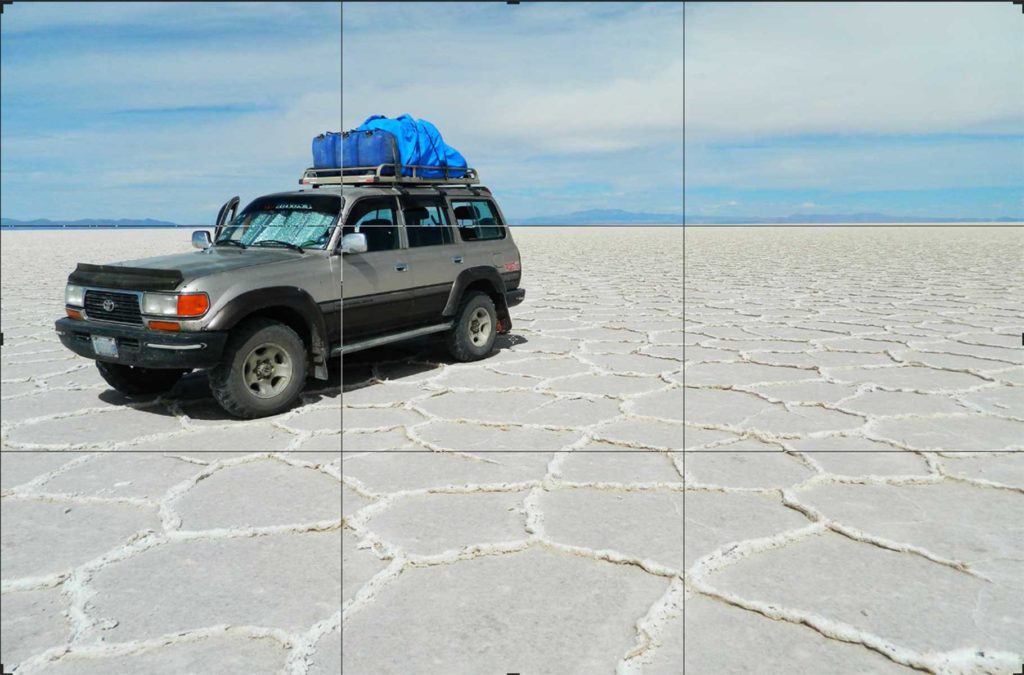 Imagem de um carro no Salar do Uyuni, na Bolívia, é sobreposta por um grid que a divide em nove partes