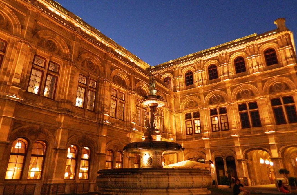 Ópera de Viena, na Áustria, fica iluminada à noite