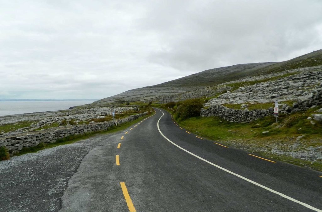 Estrada da costa da Irlanda