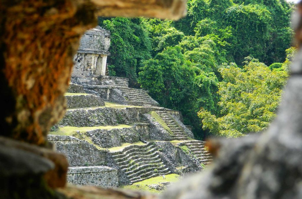 Templo de Palenque, no México, fotografado por um buraco nas ruínas