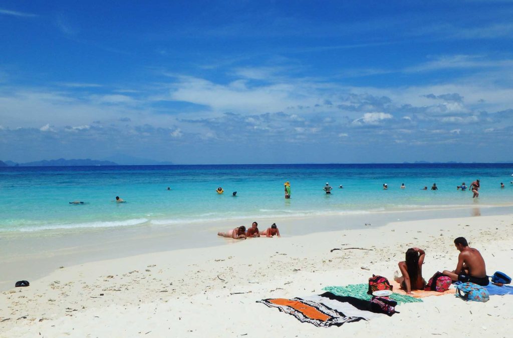 Turistas aproveitam a praia em Bamboo Island, na Tailândia