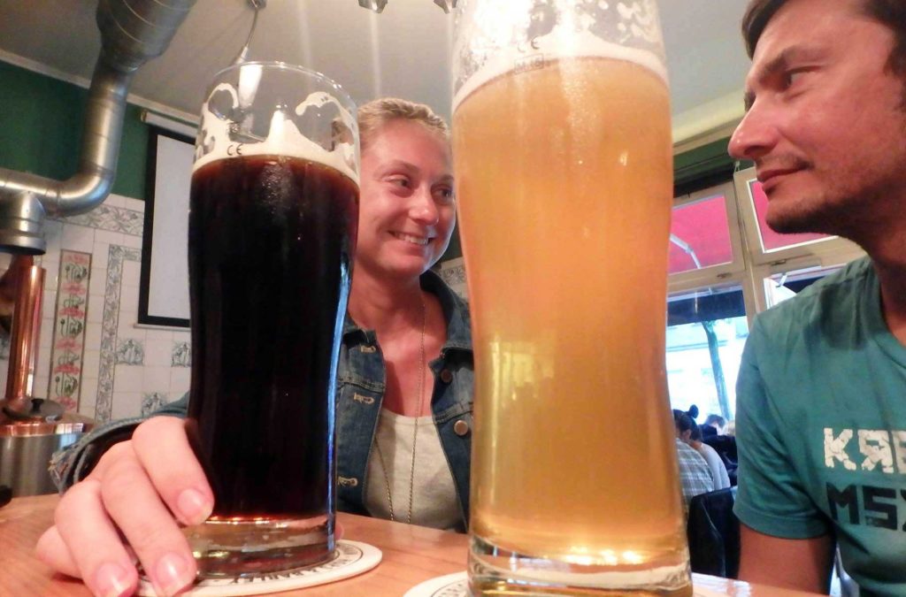 Casal bebe cerveja em um bar de Berlim