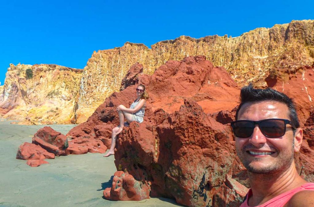 Casal tira selfie nas falésia da Praia de Ponta Grossa, no Ceará