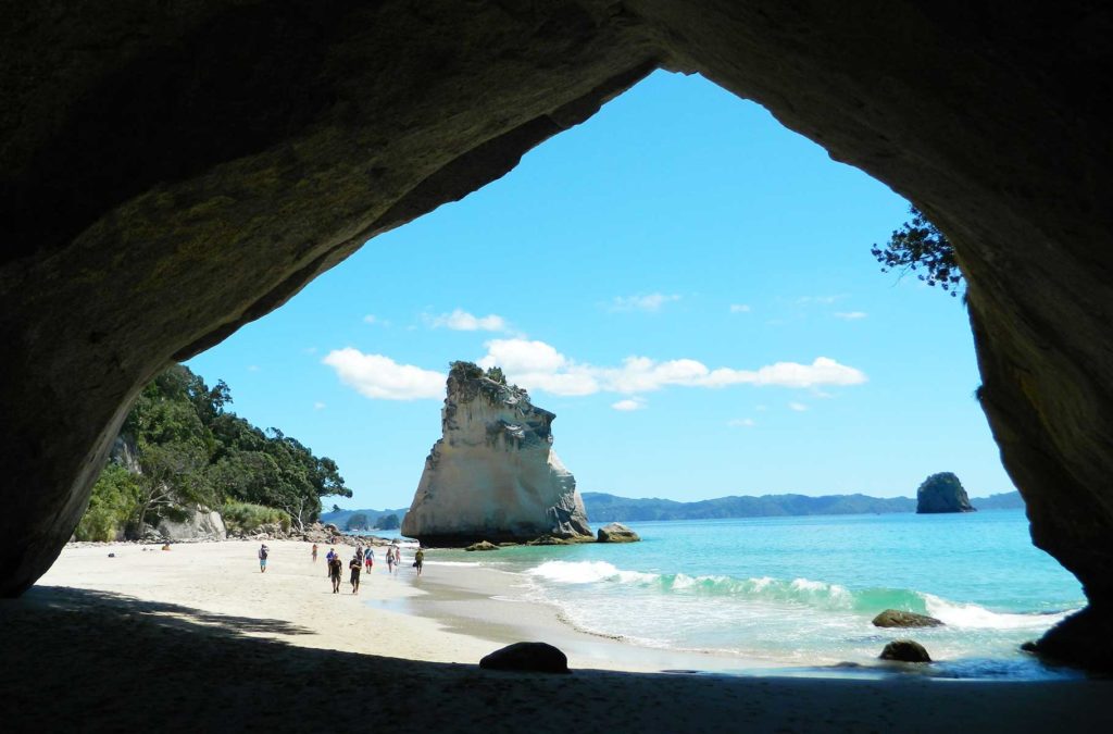 Lugares imperdíveis na Oceania - Cathedral Cove (Nova Zelândia)