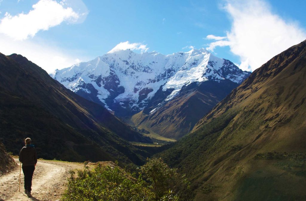 Turista percorre a Trilha Salkantay em direção a Machu Picchu