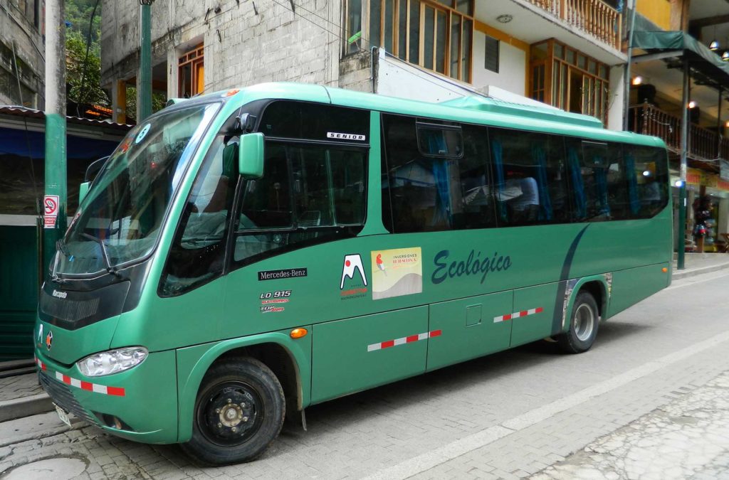 Micro-ônibus que faz o transporte de turistas entre Aguas Calientes e Machu Picchu