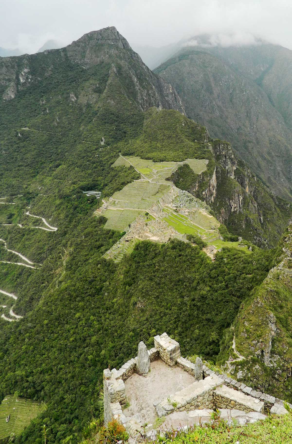 Sítio arqueológico de Machu Picchu visto do alto da Montanha Huayna Picchu